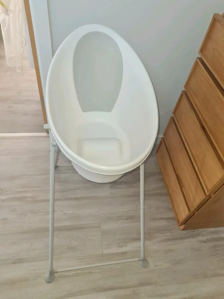 Baby bath and stand - Image 1