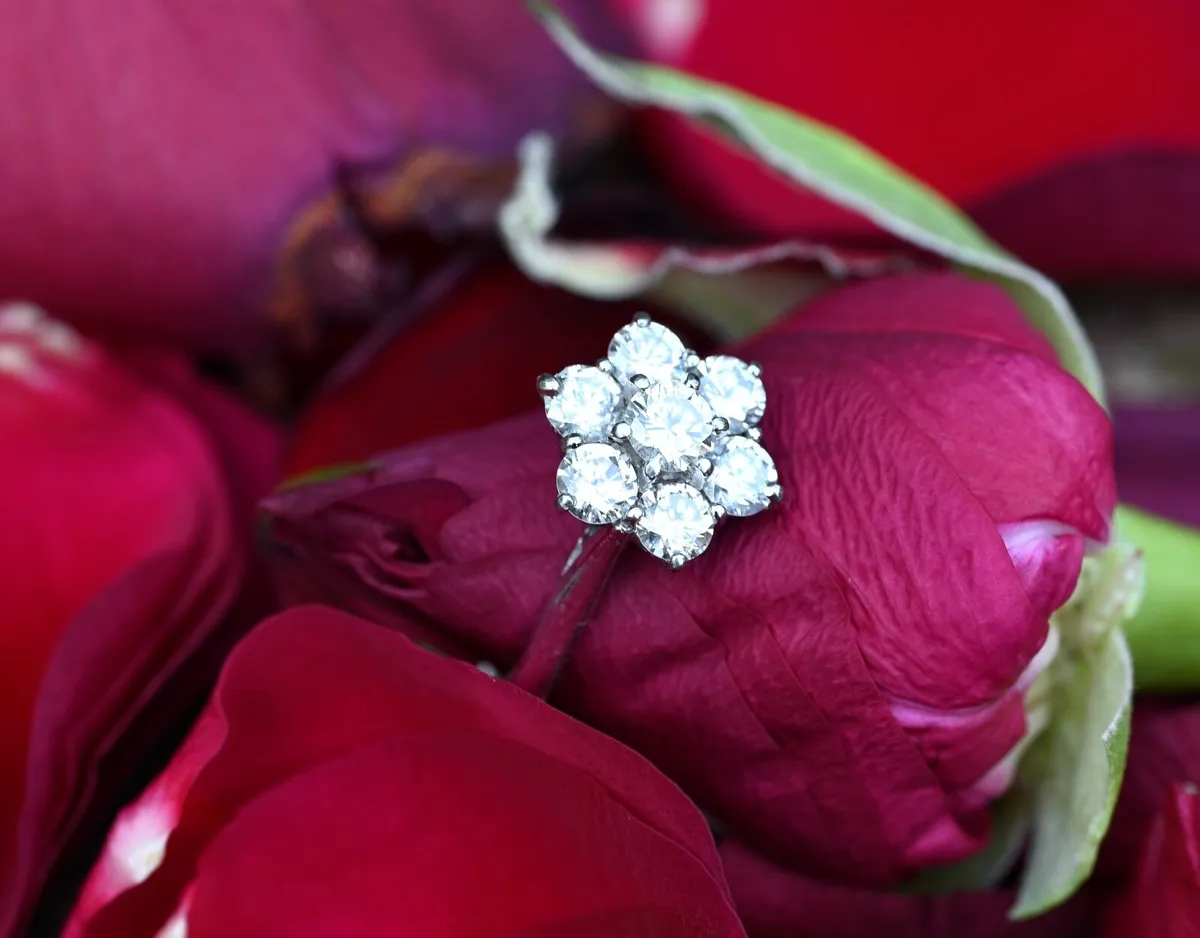 Vintage Diamond Daisy Flower Ring 18ct & Platinum - Image 2