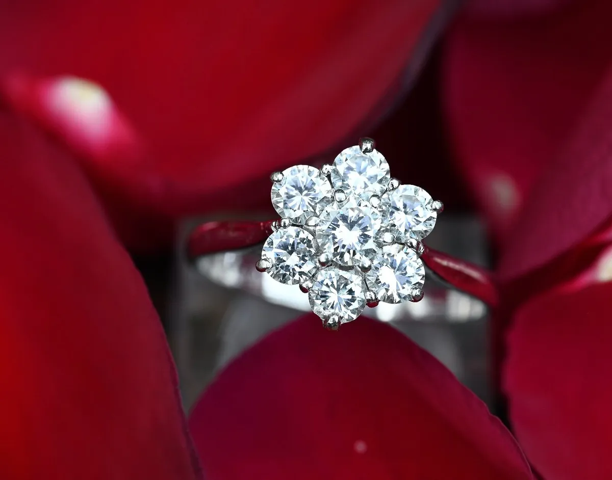 Vintage Diamond Daisy Flower Ring 18ct & Platinum - Image 1