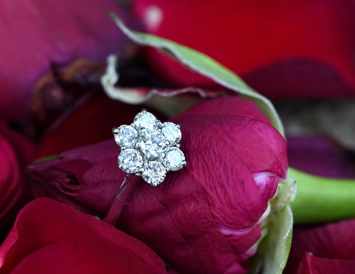 Vintage Diamond Daisy Flower Ring 18ct & Platinum - Image 4