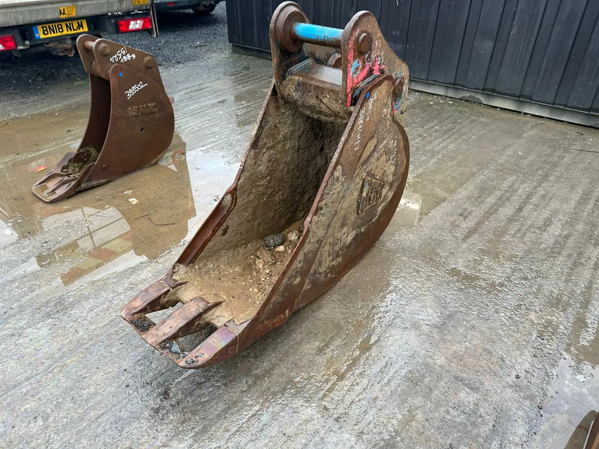 JCB 18'' Digging Bucket 65mm Pins - Image 1