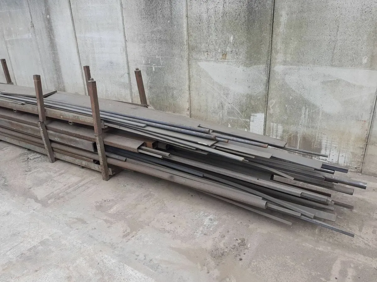 3 to 4 tons of steel lengths - Image 1