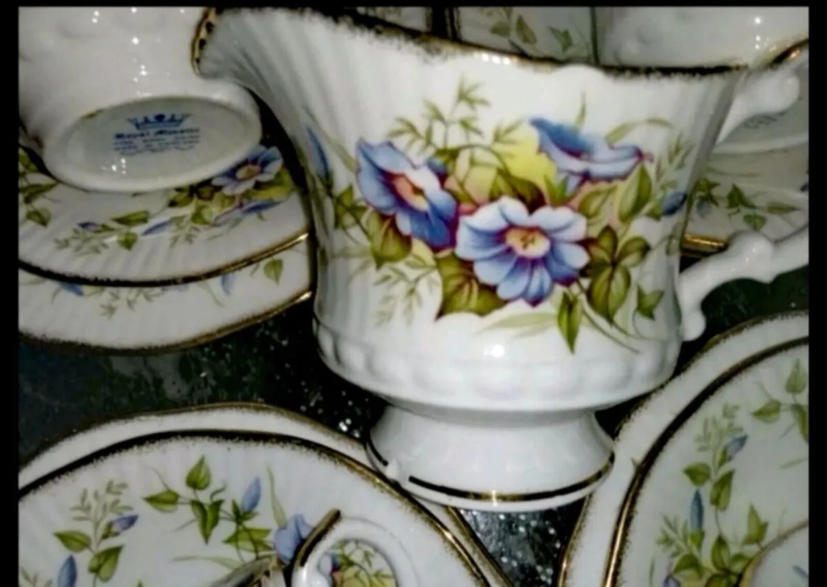 Stunning Royal Minster teaset - Image 2