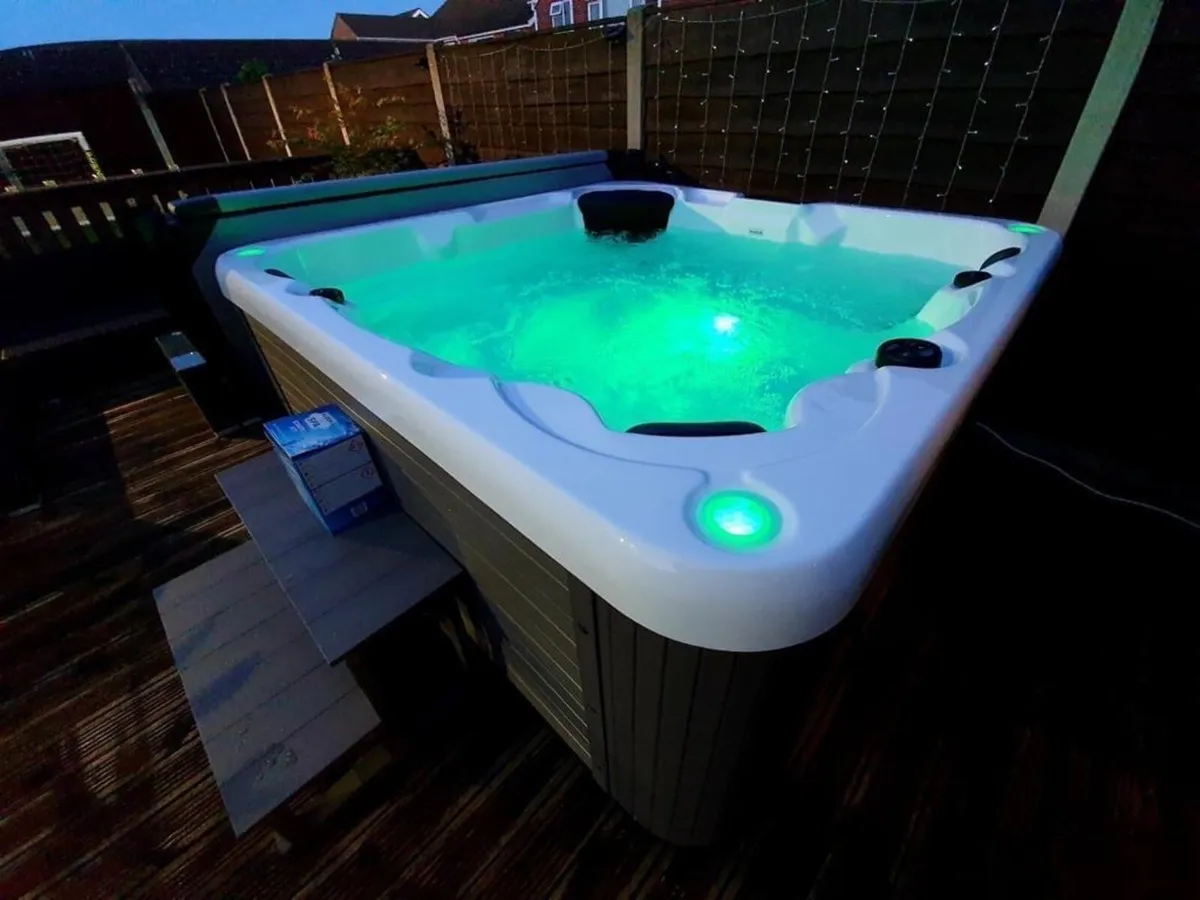 £1500 Off This Luxury Hot Tub - Image 3