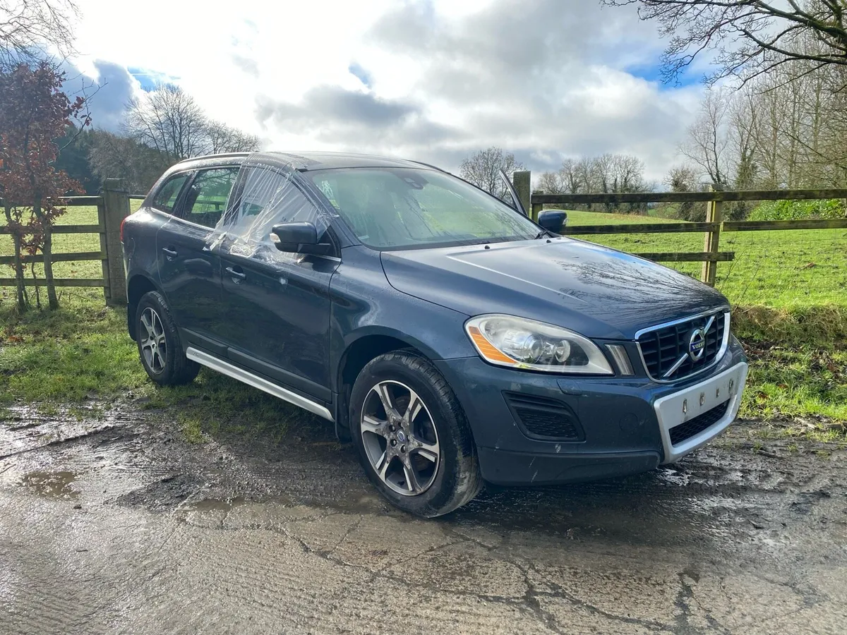 🟢 2010 Volvo XC60 - BREAKING FOR PARTS only