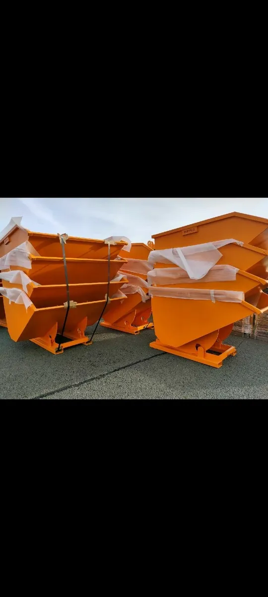 Forklift tipping skip - Image 2