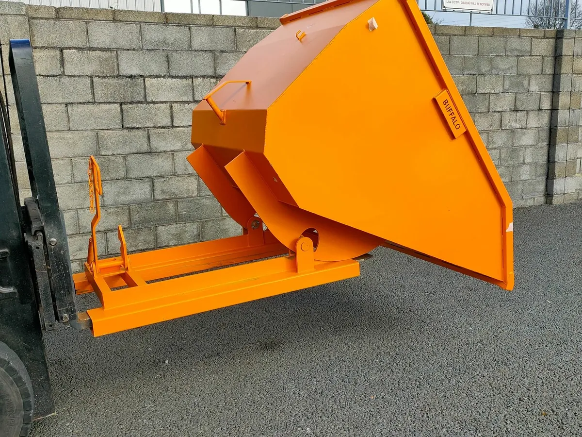 Forklift tipping skip - Image 1