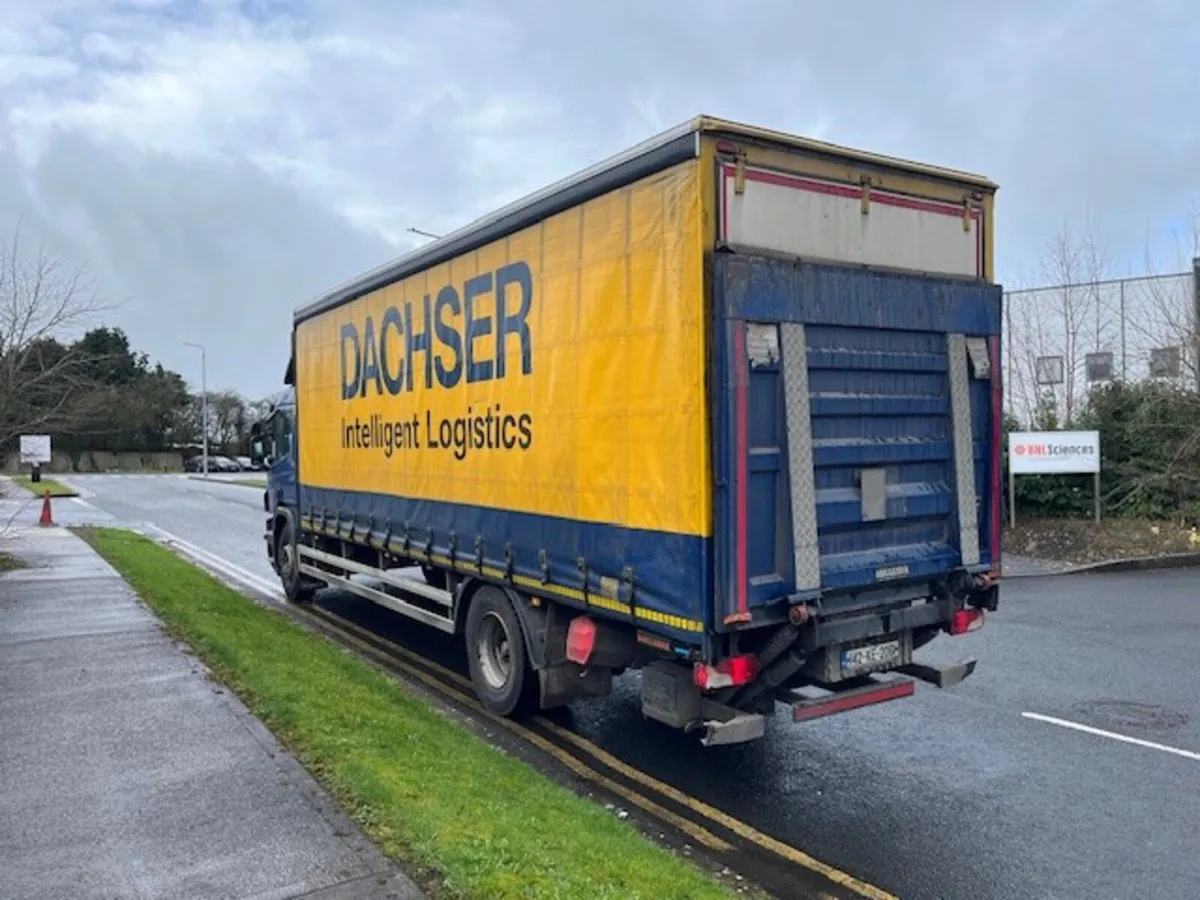 Scania P250 Curtainside with tail lift - Image 4