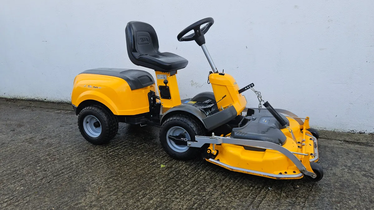 Stiga Park 320 Front Deck Mower 17hp 41" - Image 1