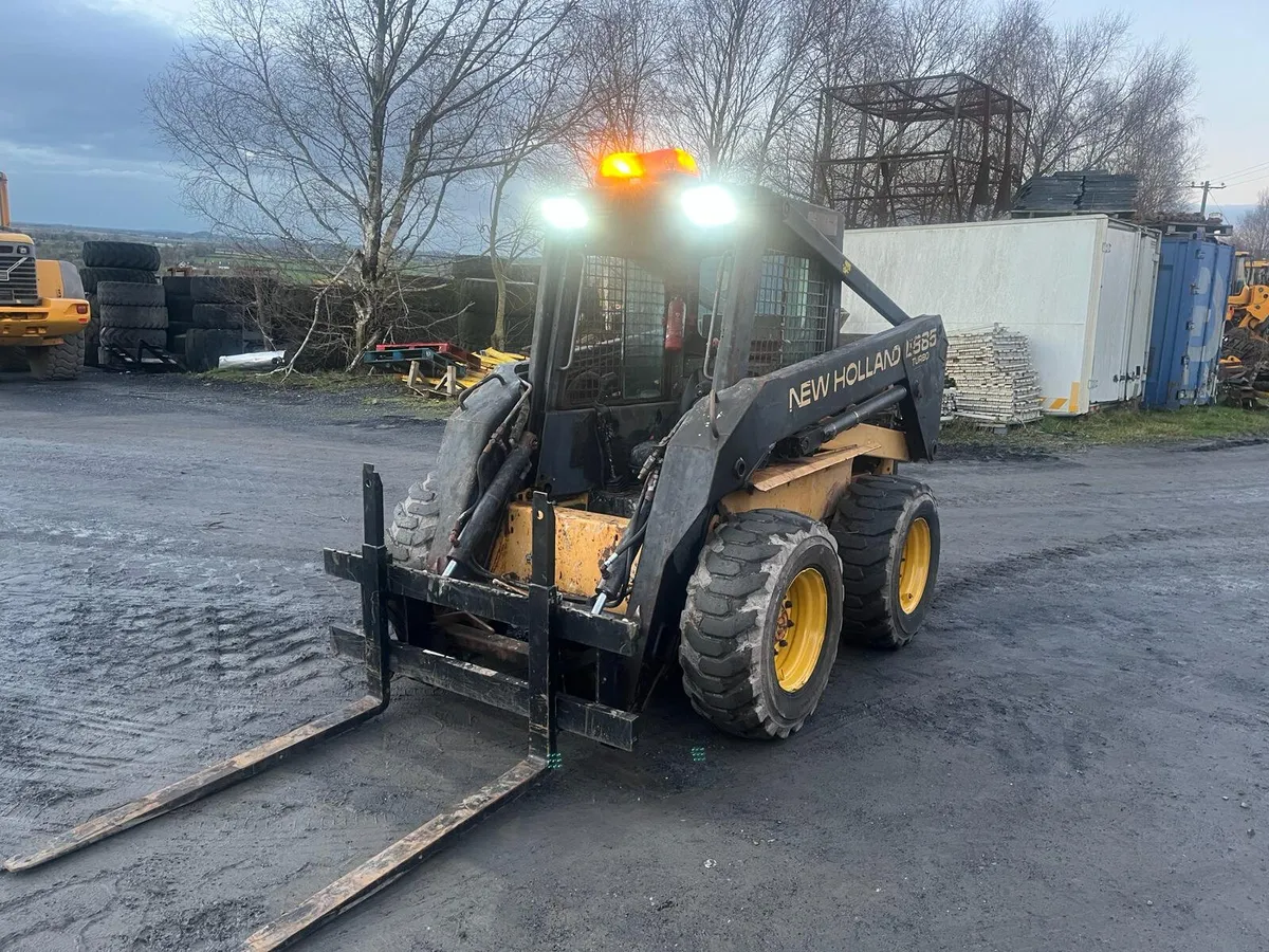 New Holland LX885 Skid Steer Loader - Image 1