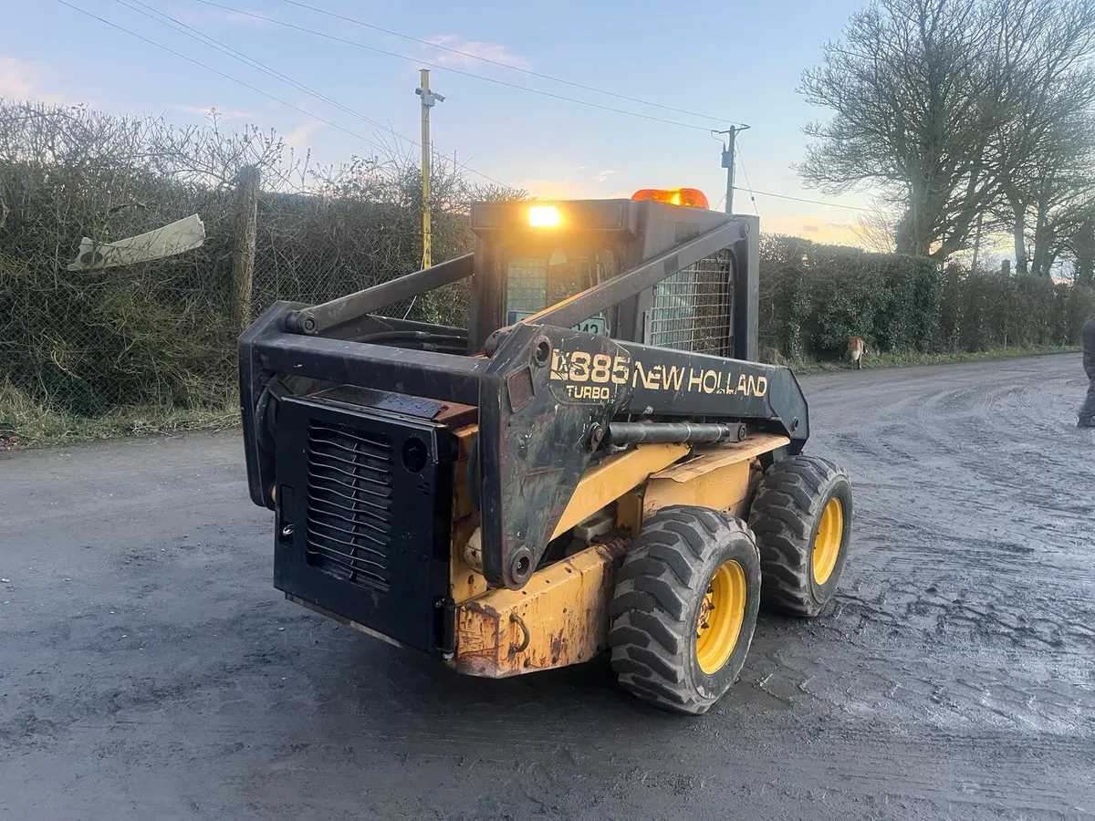 New Holland LX885 Skid Steer Loader - Image 3