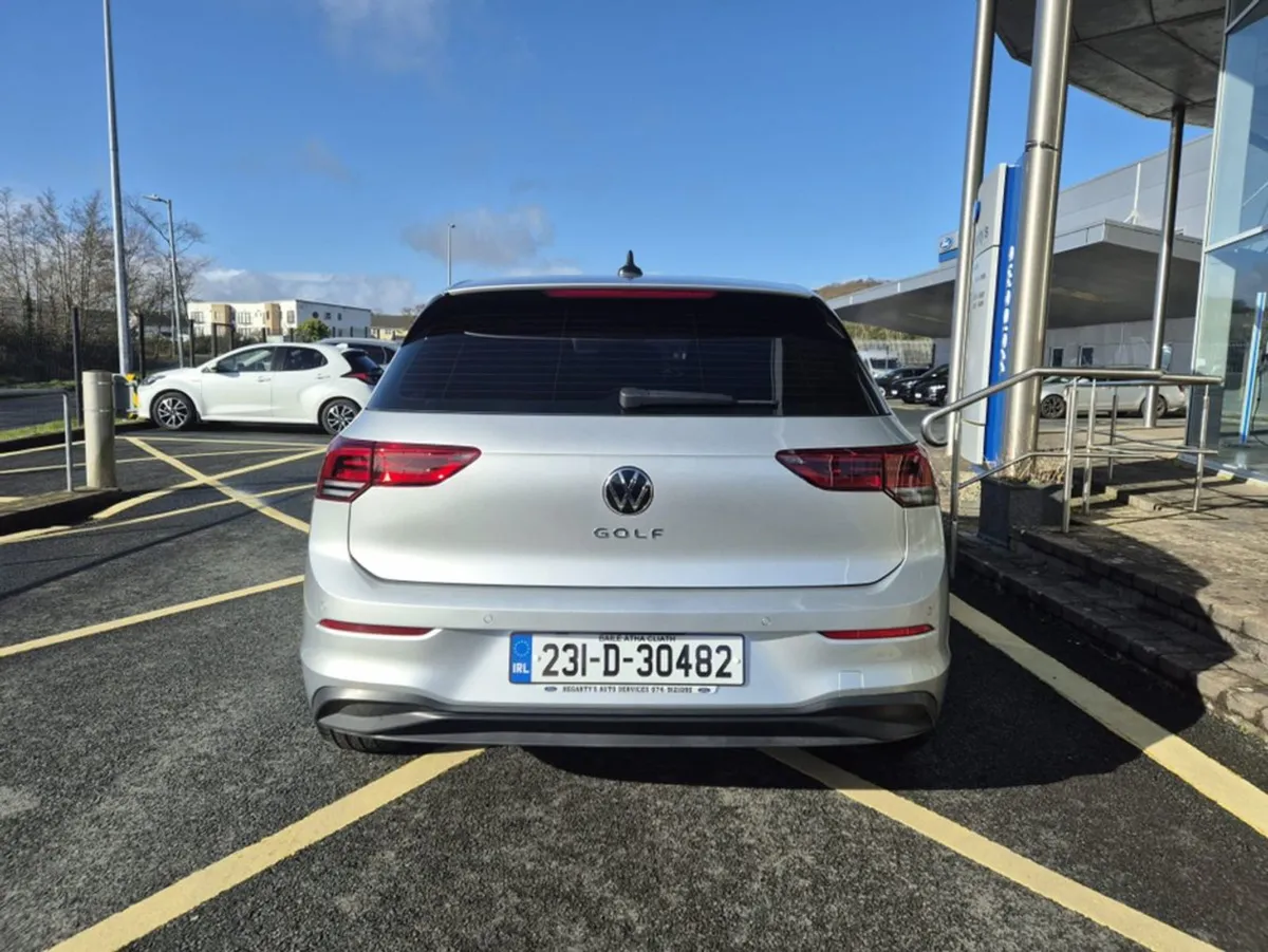 Volkswagen Golf Life 2.0 TDI 115HP 5DR - Image 4