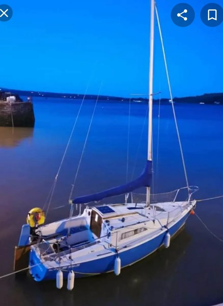 20' Hunter Medina Trailer-Sailer Yacht - Image 1