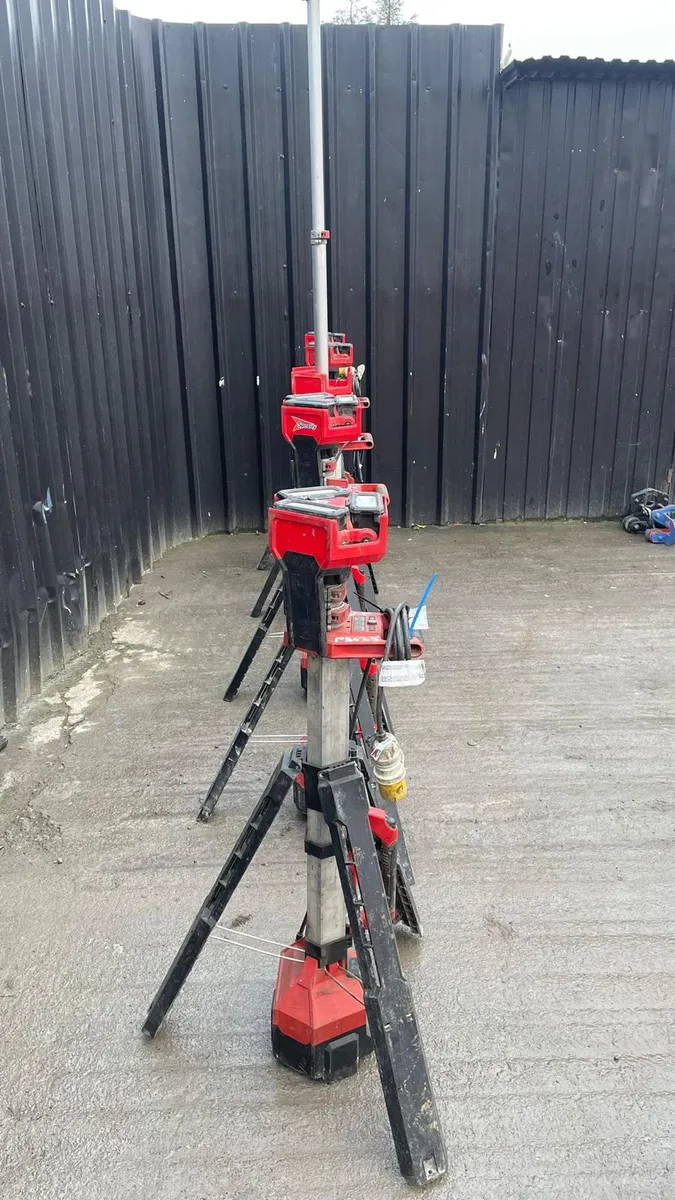 5 Milwaukee Tripod Lights - Image 1