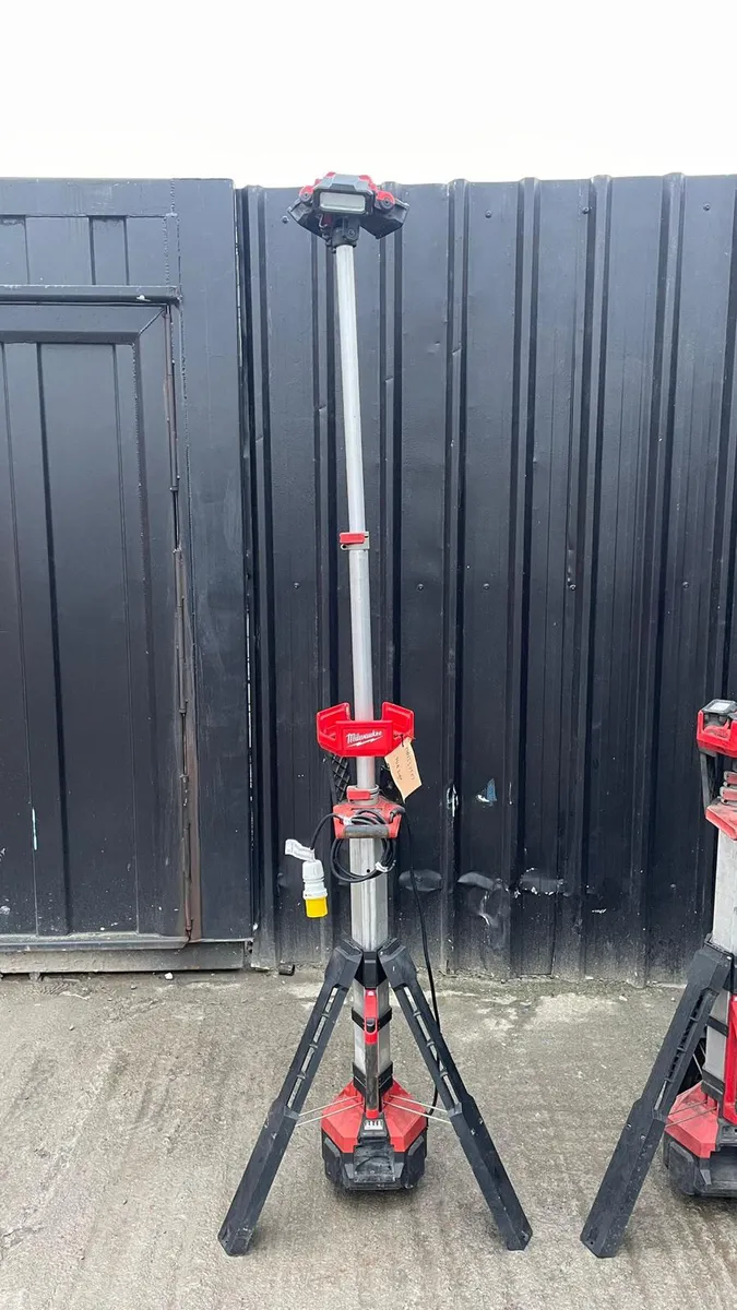 5 Milwaukee Tripod Lights - Image 2