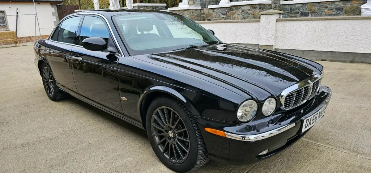 2006 Jaguar xj6 in black mint condition