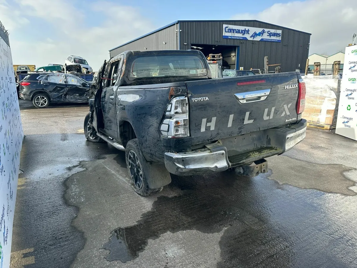 2017 TOYOTA HILUX 2.4M JUST IN FOR BREAKING - Image 3