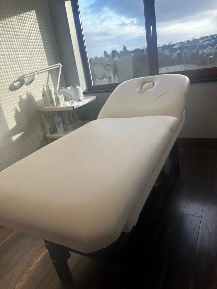 Massage table - Image 1