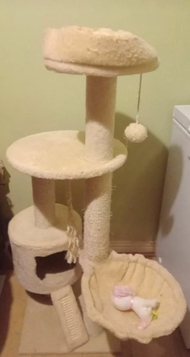 Cat tree tower scratching for sale in Co. Westmeath for €25 on DoneDeal