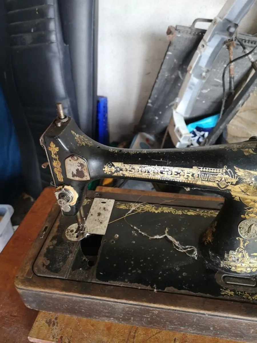 singer sewing machines x 2 - Image 1