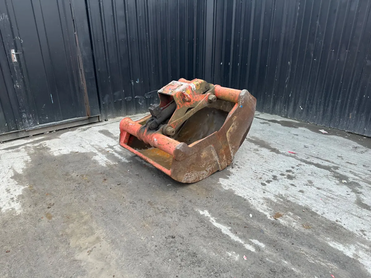 Clam Shell Bucket - Image 1
