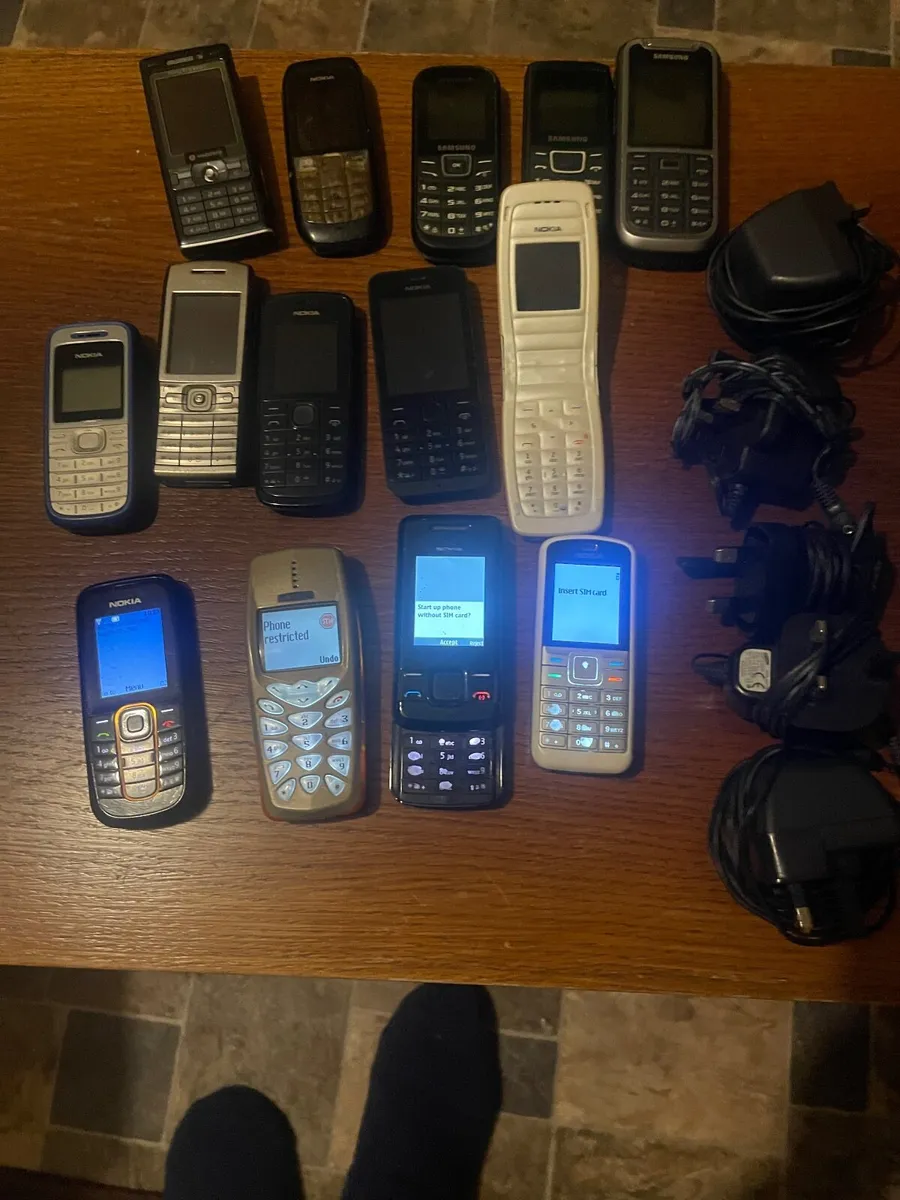 Job lot of 14 vintage Nokia Samsung iPhone mob