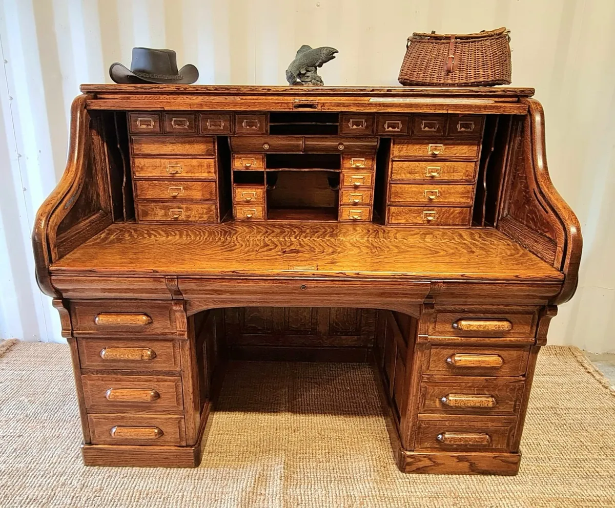 Scroll top outlet desk