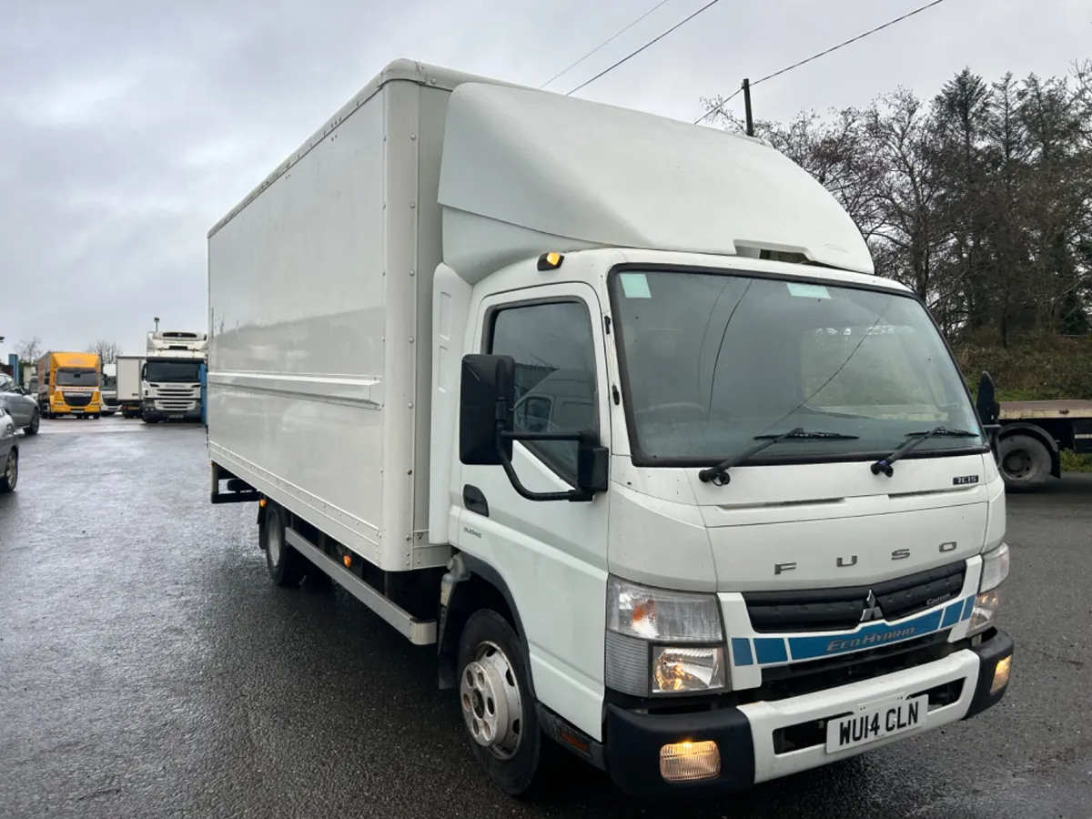 2014 Mitsubishi canter 7.5 ton 20ft box with lift - Image 3