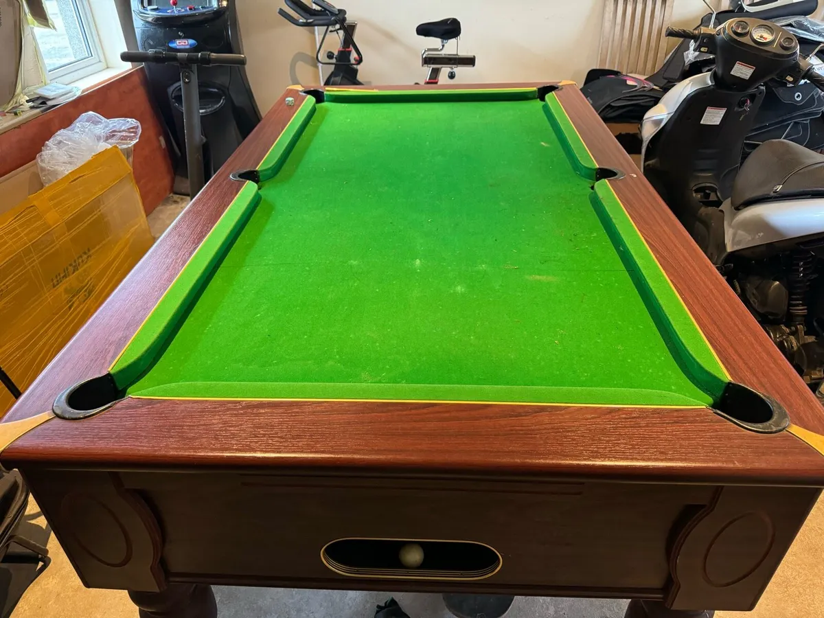 Pool table - Image 1