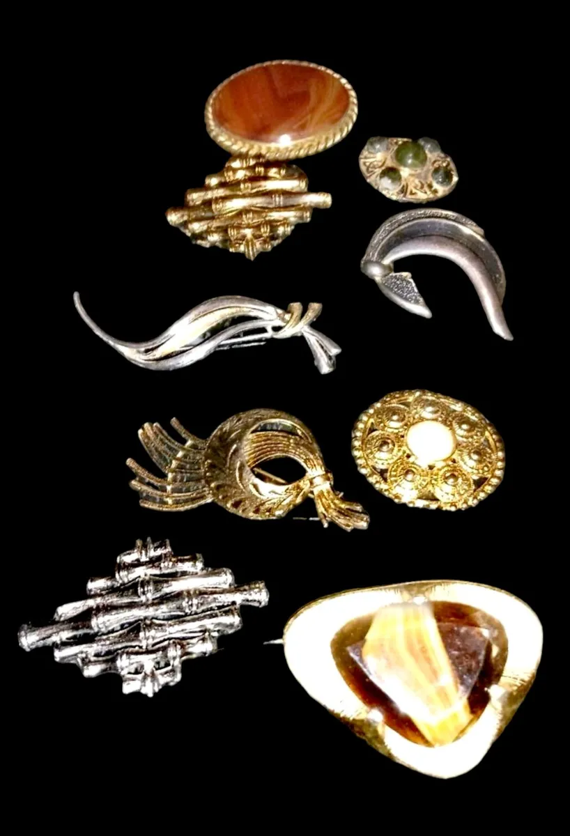 Assortment of vintage designer brooches - Image 1