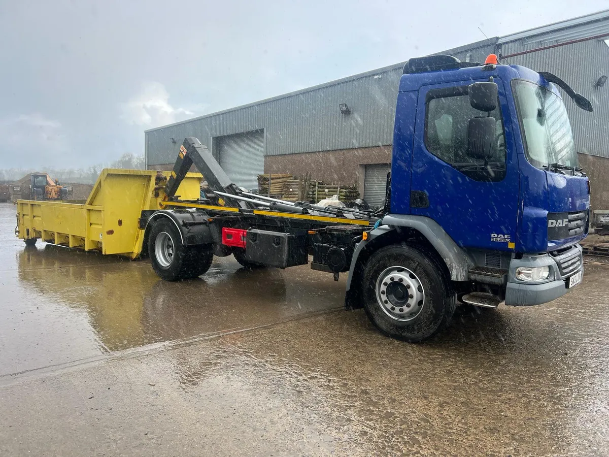 DAF 55/220 2013 18T HYVA hookloader - Image 1