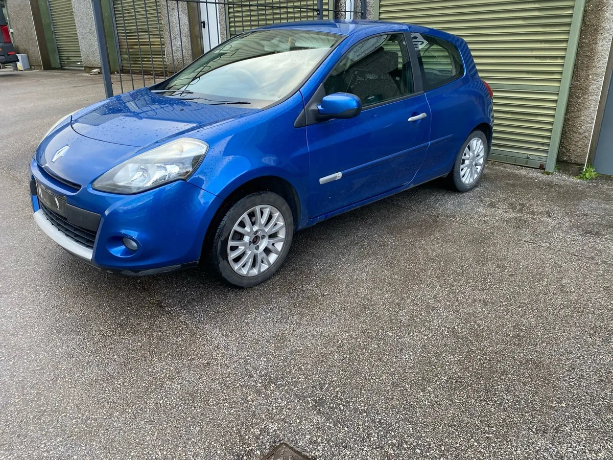 2011 Renault Clio 1.5dci for breaking - Image 1
