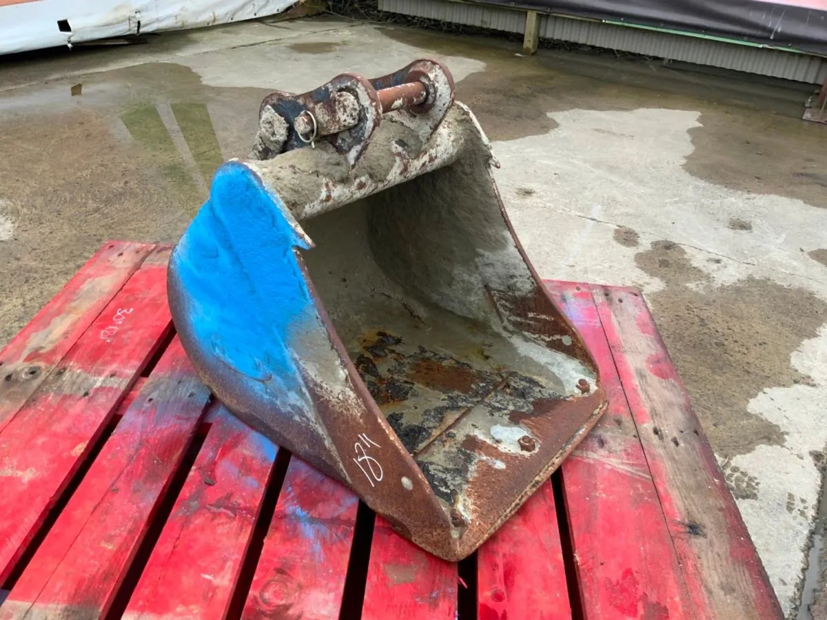 18" MINI DIGGER BUCKET....30mm PINS......18CPH. - Image 1