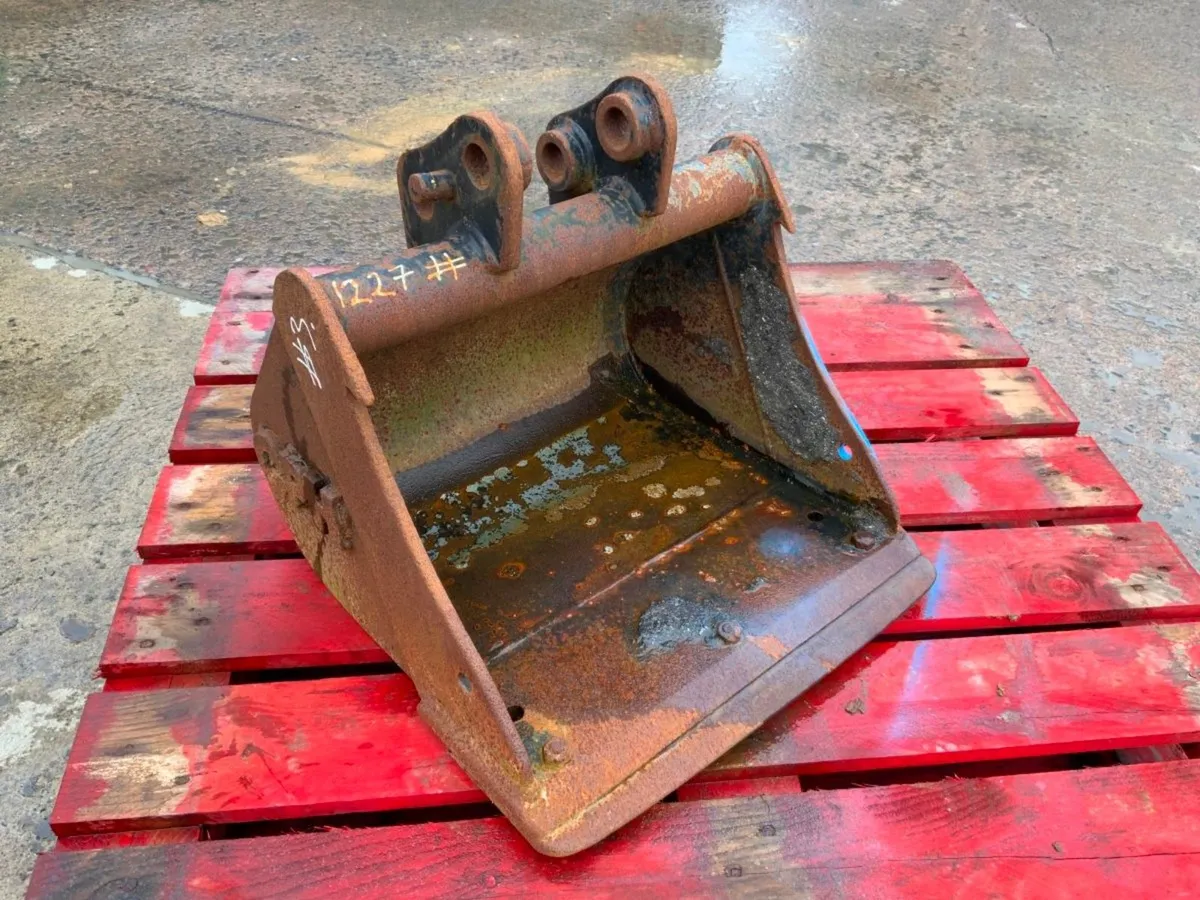 18" MINI DIGGER BUCKET....30mm PINS....1227/3. - Image 2