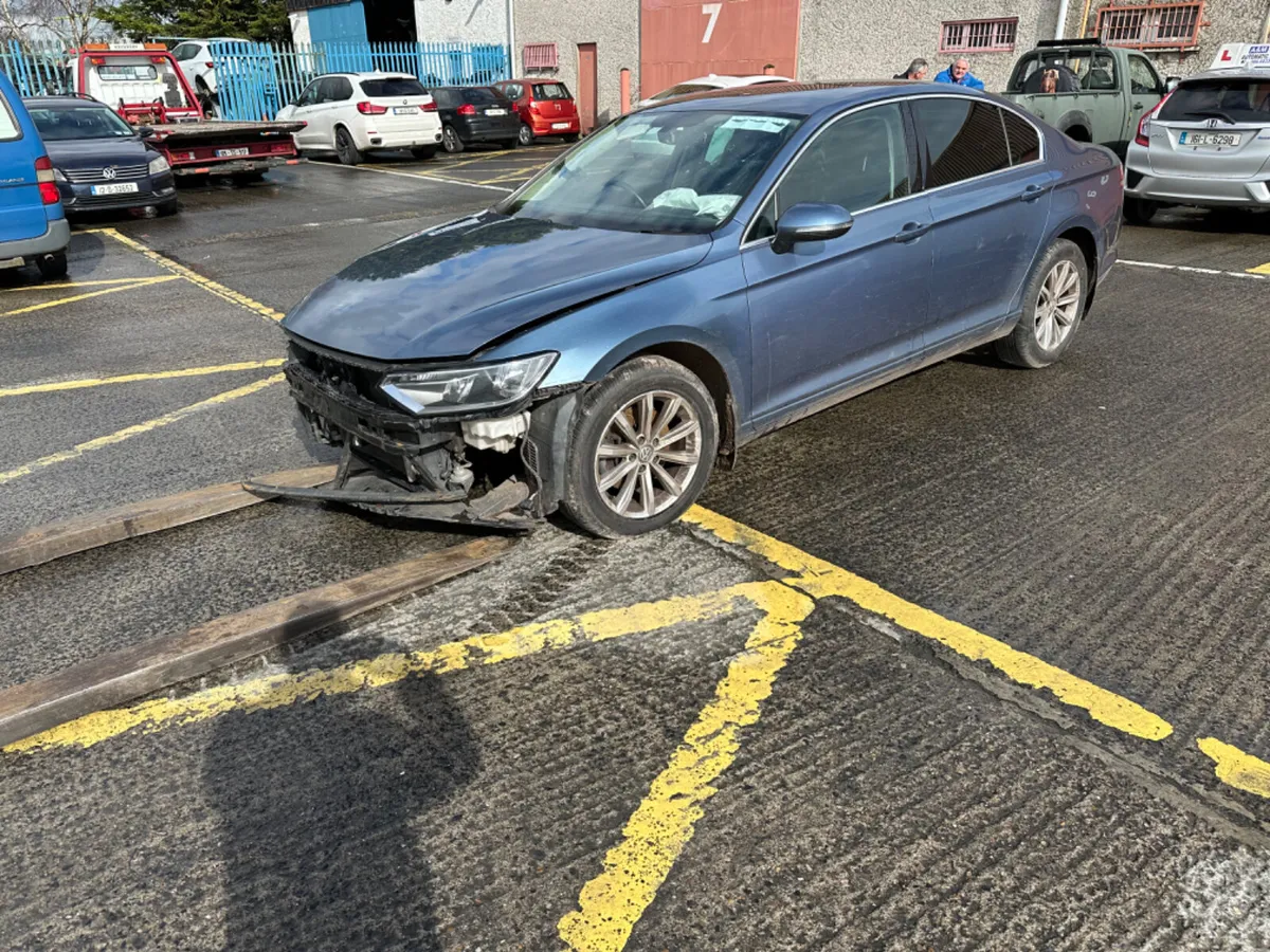 2016 VW PASSAT BREAKING