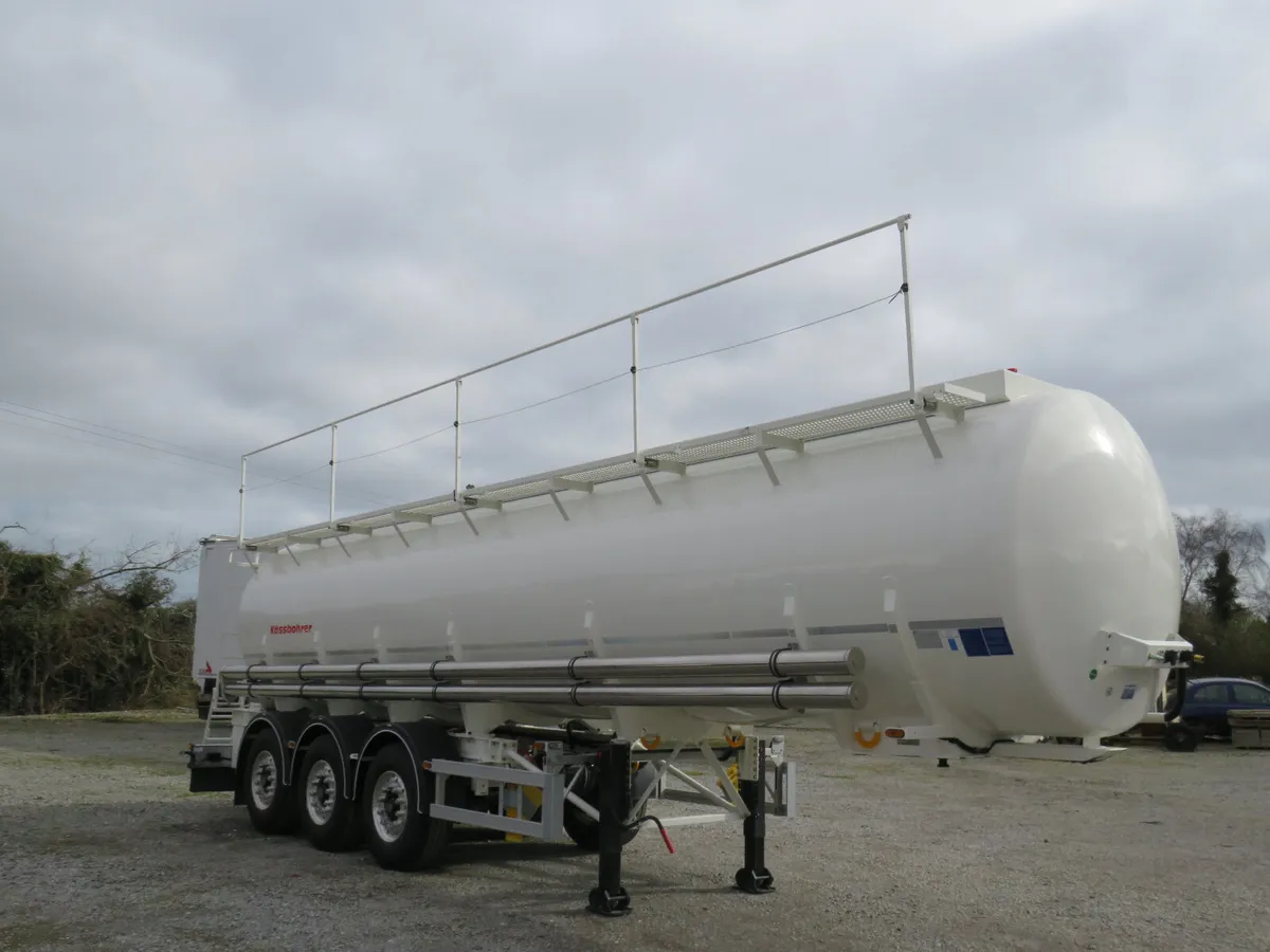 Kassbohrer Non ADR Tanker - Image 1