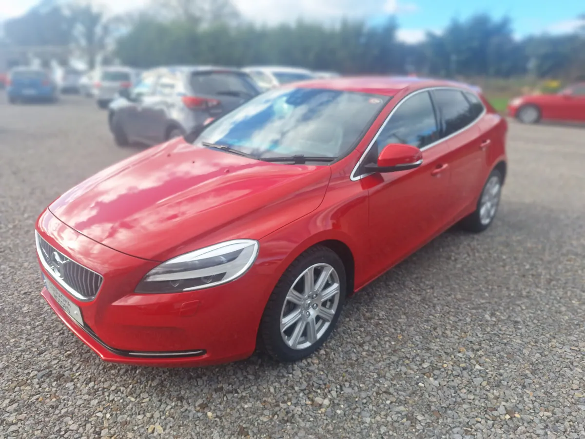 VOLVO V40 1.5 AUTOMATIC WITH LEATHER