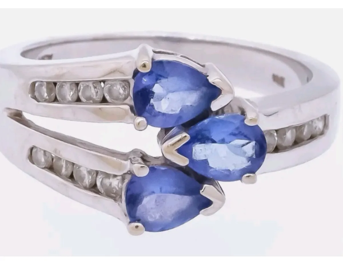 Stunning14k white gold diamond and tanzanite ring