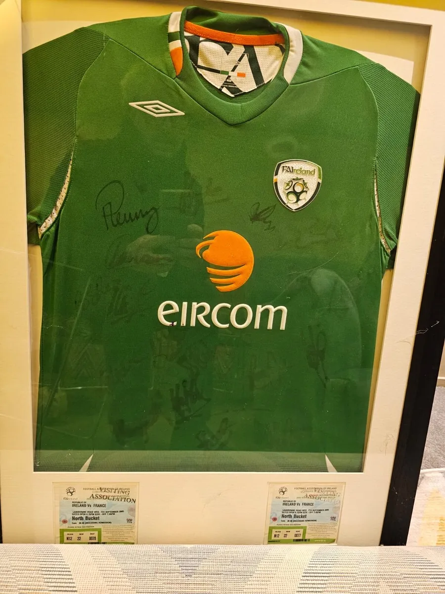 Signed irish football jersey full Irish team - Image 1