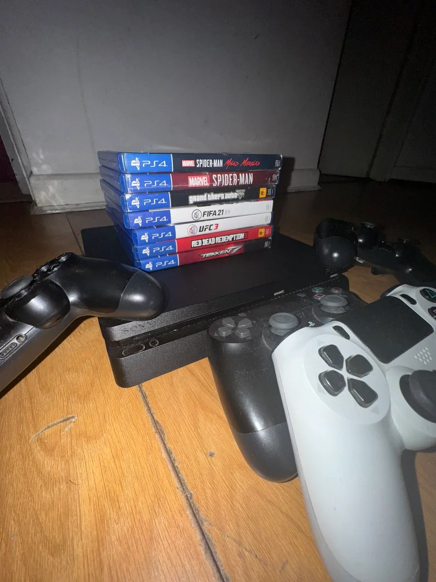 PS4 +  4 Controllers + 9 Games