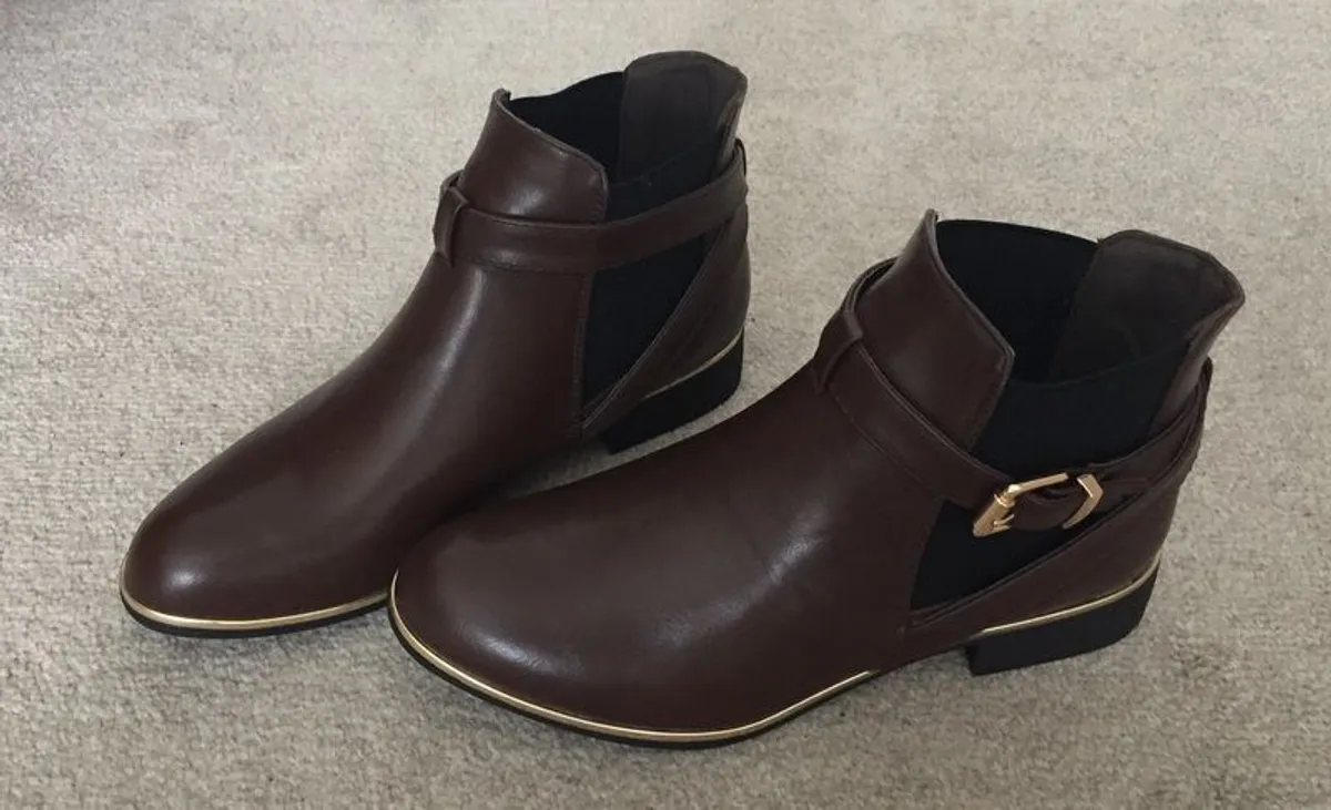 BRAND NEW Ladies Brown Boots: Size 5 - Image 1