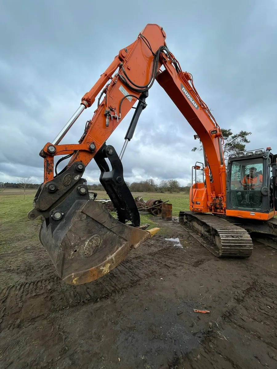 Hydraulic thumbs for 1t -25t excavators - Image 1