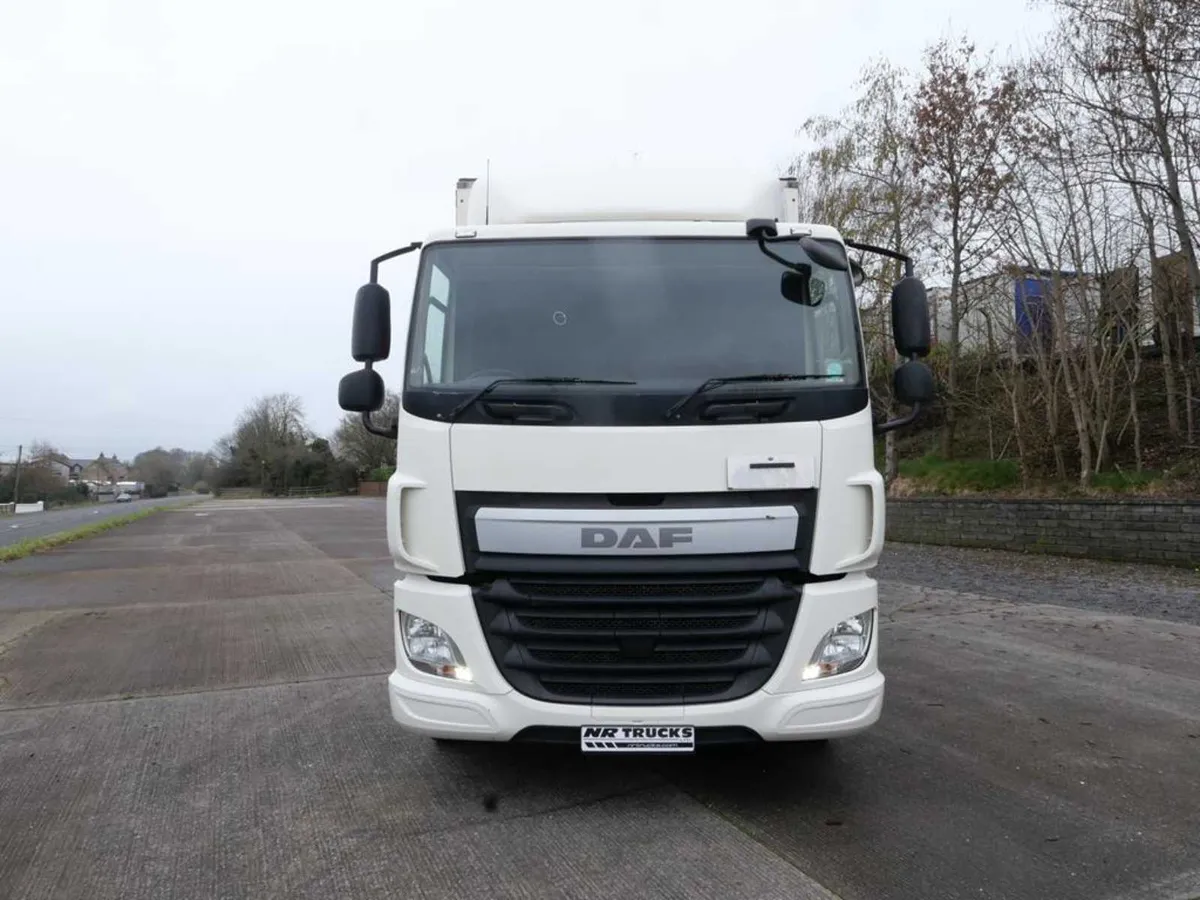 DAF CF 330 Sleeper Cab 6x2 Manual - Image 2