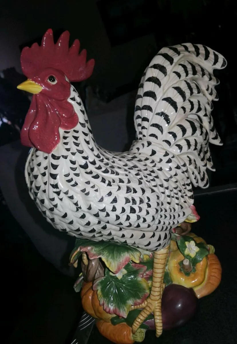 Large, stunning rooster statue