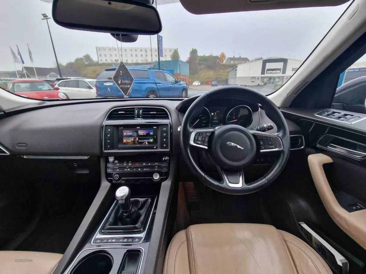 Jaguar F- PACE Prestige - Image 4