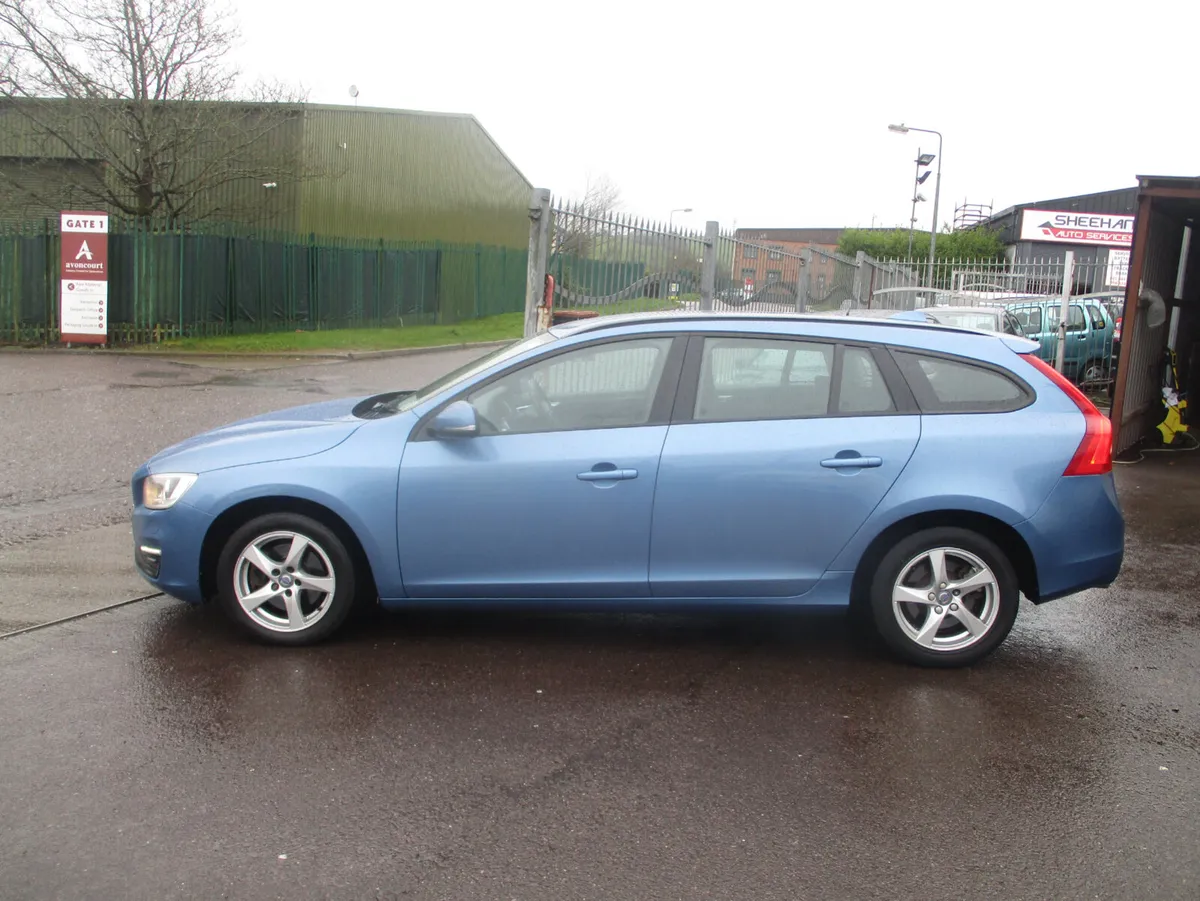 Volvo V60 2016 ESTATE AUTOMATIC. - Image 4