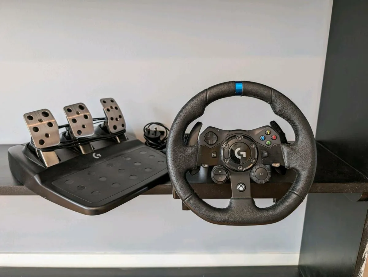 Logitech G923 Racing Wheel + Pedals (PC & Xbox)