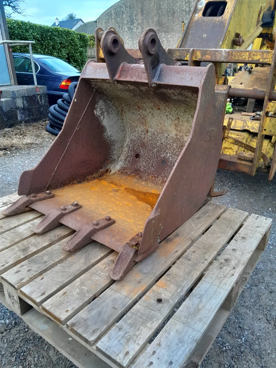 2ft digger bucket for sale in Co. Cavan for €350 on DoneDeal