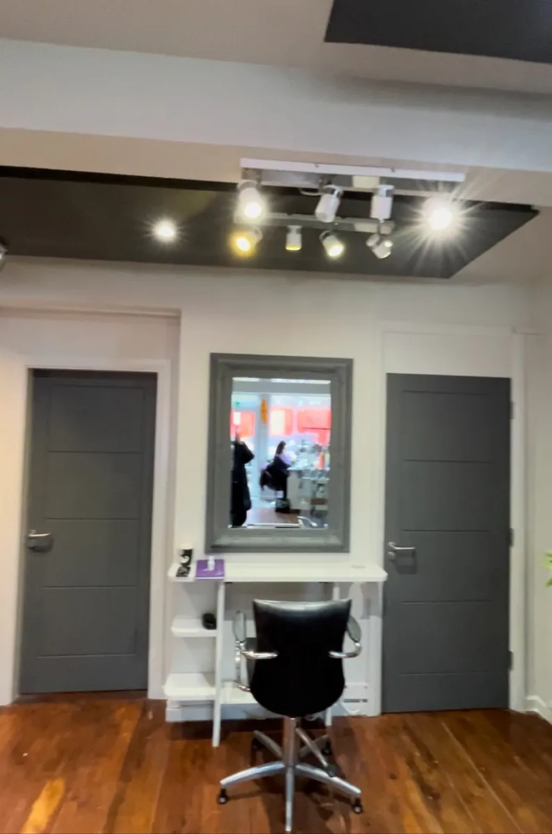 Working space for rent in busy beauty salon - Image 3