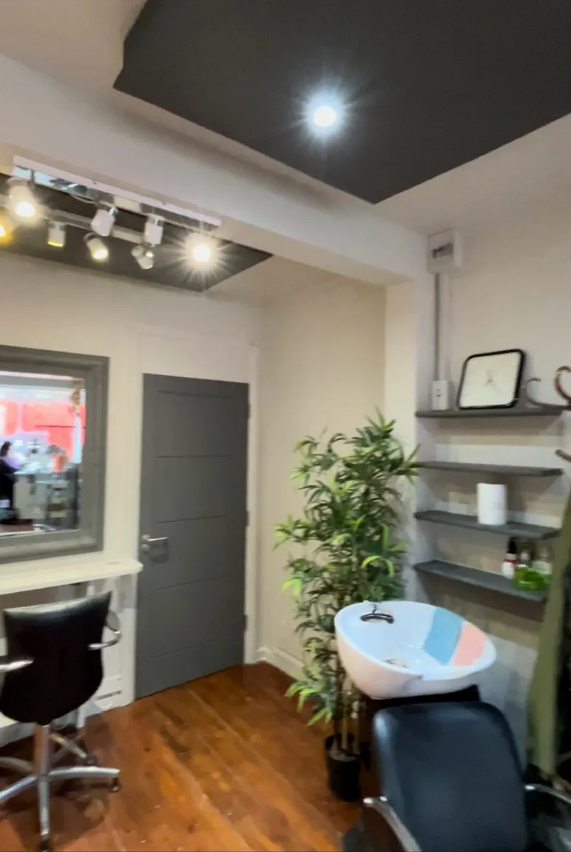 Working space for rent in busy beauty salon - Image 4